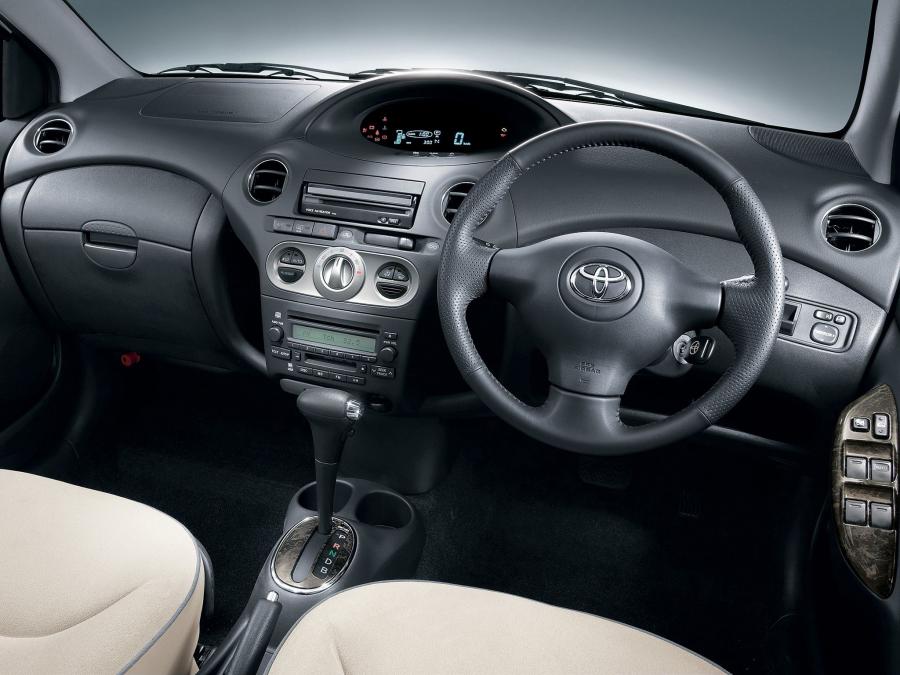  Toyota Vitz Clavia 2002 года  (фото 2 из 3)